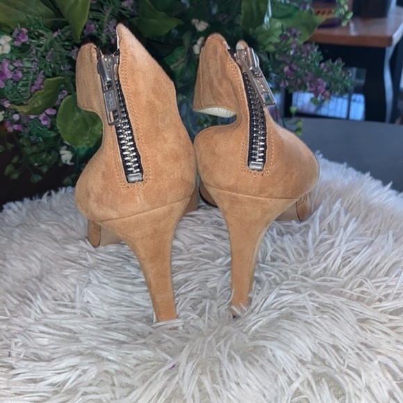Michael Shannon Tan Suede Leather Pumps with Ankle Strap and Back Zipper Size 9B - Picture 3 of 10